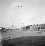 153187 Gezicht op het emplacement van het N.S.-station Maassluis te Maassluis met rechts de goederenloods.